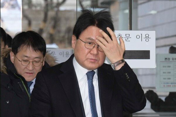 조국혁신당 황운하 원내대표가 4일 서울 서초구 서울고등법원에서 열린 문재인 정부 청와대의 '울산시장 선거 개입 의혹' 사건 2심 선고공판에 출석하고 있다. [사진= 연합뉴스]