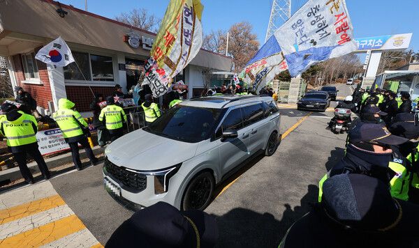 윤석열 대통령 면회를 마친 국민의힘 권영세 비대위원장, 권성동 원내대표, 나경원 의원이 탄 차량이 3일 경기도 의왕시 서울구치소를 빠져나오고 있다. 2025.2.3 [사진=연합뉴스]