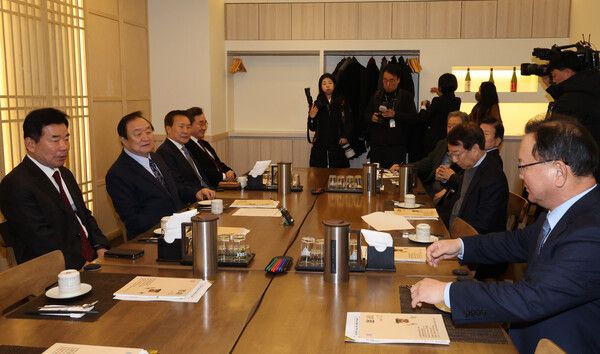 &nbsp;前 국회의장·국무총리·당대표로 구성된 '나라를 걱정하는 원로모임' 제3차 간담회가 3일 오전 서울 여의도 한 음식점에서 열려 정대철&nbsp;헌정회장이 발언하고 있다. 이날 간담회에는 정 회장 외에 김원기, 김진표, 박병석 전 국회의장과 김부겸, 정운찬, 이낙연 전 국무총리, 김무성, 손학규 전 당대표 등이 참석했다. [사진=연합뉴스]