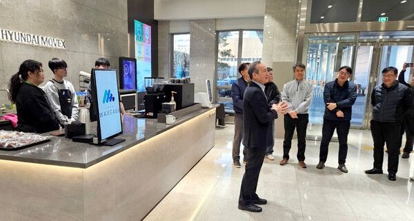 도익한 현대무벡스 대표이사(가운데)가 사내 복지 카페인 ‘웨이브 466’ 오픈식에서 장애인 바리스타 채용 배경을 소개하며 인사말을 하고 있다. [사진=현대그룹]