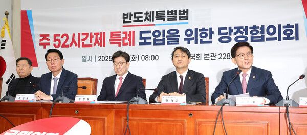 김문수 고용노동부 장관(오른쪽)이 4일 국회에서 열린 반도체특별법 주52시간제 특례 도입을 위한&nbsp;당정협의회에서 발언하고 있다. [사진=연합뉴스]