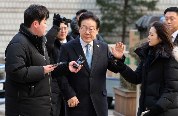 더불어민주당 이재명 대표가 4일 오전 서울 서초구 서울중앙지법에서 열린 '대장동 배임·성남FC 뇌물' 관련 1심 속행 공판에 출석하고 있다. 2025.2.4 [공동취재] [사진=연합뉴스]