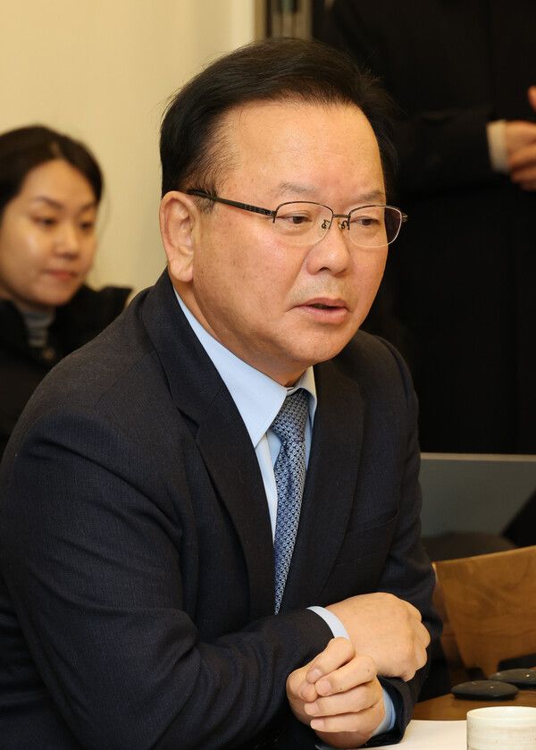 前 국회의장·국무총리·당대표로 구성된 '나라를 걱정하는 원로모임' 제3차 간담회가 3일 오전 서울 여의도 한 음식점에서 열려 김부겸 전 총리가 발언하고 있다. 2025.2.3 [사진=연합뉴스]