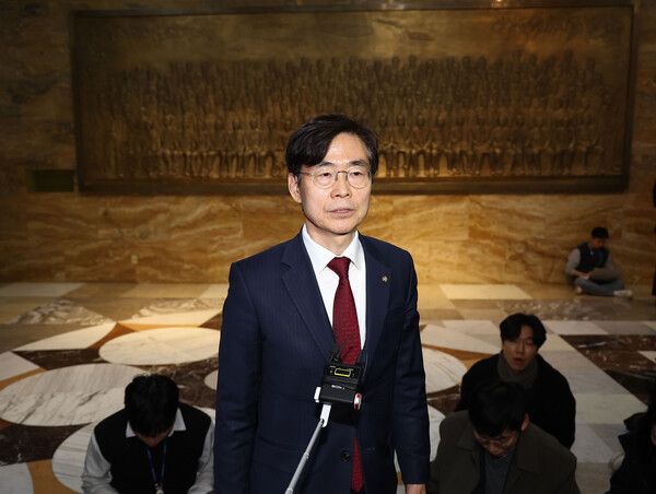 마은혁, 정계선, 조한창 헌법재판소 재판관 선출안에 대한 국회 본회의 표결에 참여한 국민의힘 조경태 의원이 26일 국회 본회의장을 나와 취재진에게 발언하고 있다. 2024.12.26 [사진=연합뉴스]