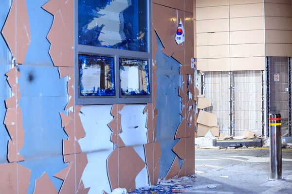 윤석열 대통령이 내란 우두머리 혐의로 구속되자 윤대통령 지지자들이 서울 마포구 서울서부지방법원을 습격한 19일 오전 서부지법 창과 외벽 등이 파손돼 있다. 2025.1.19 [사진=연합뉴스]