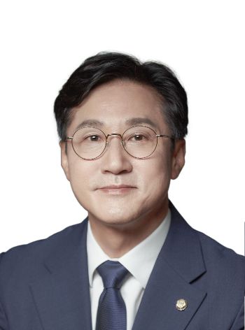 신영대 더불어민주당 의원이 주최하고 배터리 기업들이 참여한 '이차전지 배터리 직접환급제 도입 토론회'가 4일 국회의원회관 제10간담회의실에서 열렸다. [사진=신영대 의원실]&nbsp;