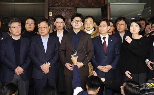 윤석열 대통령이 3일 밤 긴급성명을 통해 비상계엄을 선포한 가운데 4일 새벽 서울 영등포구 여의도 국회에서 국민의힘 한동훈 대표가 입장을 밝히고 있다. 2024.12.4 [사진=연합뉴스]