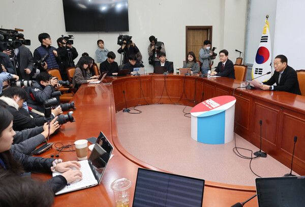 국민의힘&nbsp;권영세&nbsp;비상대책위원장이 6일 국회에서 열린 신년 기자간담회에서 취재진의 질문에 답변하고 있다. [사진=연합뉴스]