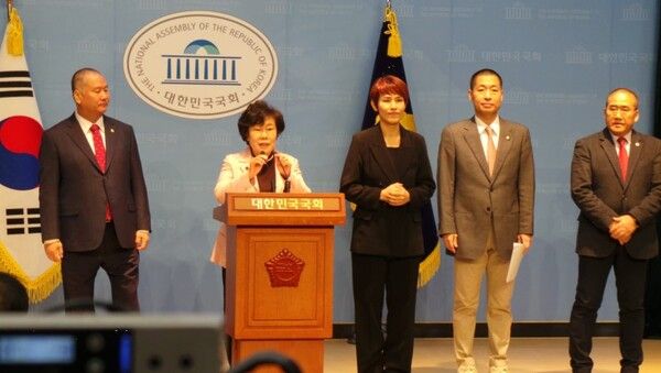 국민의힘 중구성동구을 당원협의회(위원장 이혜훈)가 6일 국회 소통관에서 천재현 헌법재판소(헌재) 공보관을 직권남용 혐의로 고발키로 했다고 밝혔다. 기자회견에 앞서 조배숙 의원이 기자회견 취지를 설명하고 있다. [사진=국힘 당원협의회 제공]
