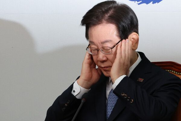 더불어민주당&nbsp;이재명&nbsp;대표가 5일 서울 여의도 국회에서 열린 최고위원회의에서 박찬대 원내대표의 발언을 듣고 있다. 2025.2.5 [사진=연합뉴스]&nbsp;