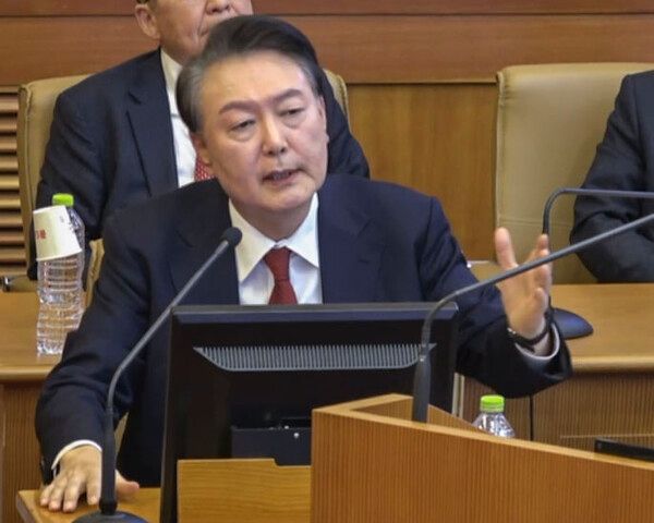 윤석열 대통령이 6일 서울 종로구 헌법재판소에서 열린 윤 대통령 탄핵 심판 6차 변론에서 증인으로 출석한 곽종근 전 육군 특수전사령관의 답변을 들은 뒤 발언을 하고 있다. 2025.2.6 [사진=연합뉴스]