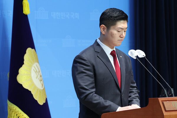 국민의힘 김재섭 의원(서울 도봉갑)이 11일 오후 서울 여의도 국회 소통관에서 윤석열 대통령 탄핵소추안에 대해 찬성 입장을 밝히고, 당론 채택을 요구하는 기자회견을 하고 있다. 2024.12.11 [사진=연합뉴스]