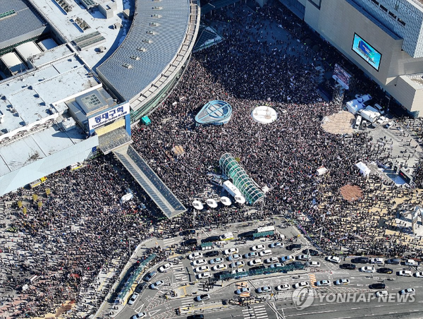 8일 오후 동대구역 광장에서 개신교 단체 세이브코리아가 국가비상기도회를 열고 윤석열 대통령 탄핵 반대와 석방을 촉구하고 있다. 2025.2.8 [사진=연합뉴스]
