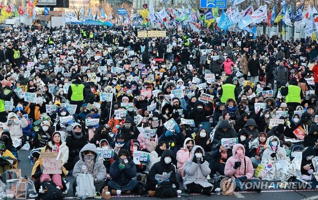 8일 서울 종로구 경복궁역 일대에서 열린 윤석열 대통령 즉각 퇴진 사회대개혁 비상행동 주최 10차 범시민대행진 집회에서 참가자들이 구호를 외치고 있다. [사진=연합뉴스]