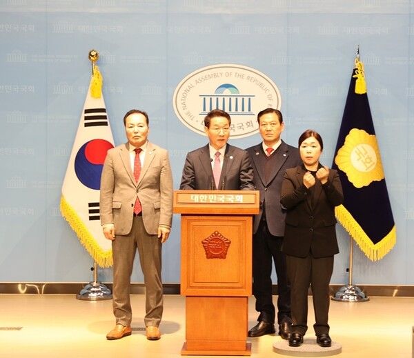 대한민국시도지사협의 회장인 유정복 엔천광역시장은 지난 4일 국회에서 조재구 대한민국시장·군수·구청장협의회 대표회장, 김현기 대한민국시·군·구자치구의회의장협의회장과 개헌안을 공표하고 있다. [사진=인천시청 제공]