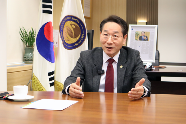 지난 6일 [베스트 단체장 인터뷰]에서 유정복 인천광역시장이 폴리뉴스 김능구 대표와 ‘정국 인터뷰’를 하고 있다.