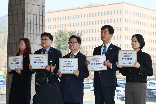 &nbsp;야5당&nbsp;의원들이 10일 정부과천청사 민원실 앞에서 심우정 검찰총장에 대한 공동 고발장 제출에 앞서 기자회견을 열고 있다. 왼쪽부터 사회민주당 임명희 부대표, 조국혁신당 차규근 정책위의장, 더불어민주당 박범계 의원, 박균택 법률위원장, 진보당 홍희진 공동대표. [사진=연합뉴스]