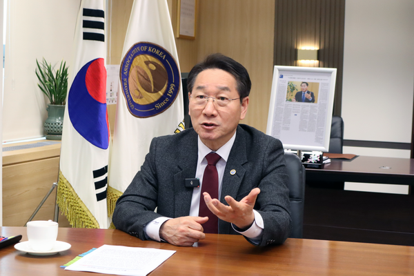 유정복 인천시장이 지난 6일 에서 폴리뉴스 김능구 대표와 '베스트단체장 인터뷰'를 하고 있다. [사진=폴리뉴스 이준걸 PD]