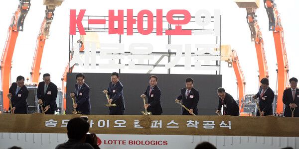 유정복 인천광역시장이 지난해 7월 3일 송도동에서 열린 '롯데 바이오로직스 송도 바이오 캠퍼스 착공식'에서 신동빈 롯데그룹 회장, 이원직 롯데바이오로직스 대표이사 등 내빈들과 시삽을 하고 있다.[사진=인천시청제공]
