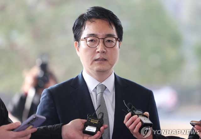 심우정 검찰총장은 10일 출근길에 기자들이 법원의 尹구속취소에 '즉시항고 포기'와 관련 