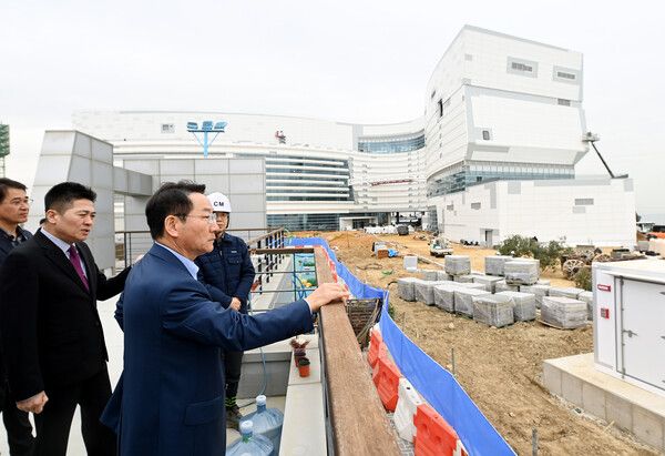 유정복 인천광역시장이 지난해 4월 3일 중구 국립인천해양박물관 건립 현장을 찾아 추진 현황을 점검하고 있다.[사진=인천시청제공]