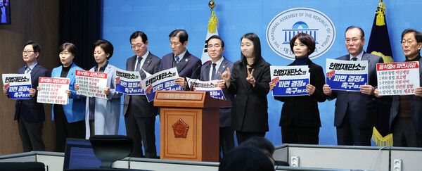 더불어민주당 박홍근 의원을 비롯한 박범계, 김민석, 남인순, 민홍철 의원 등&nbsp;4선&nbsp;국회의원들이 11일 국회 소통관에서 헌법재판소의 윤 대통령 파면 선고 촉구 기자회견을 하고 있다. [사진=연합뉴스]