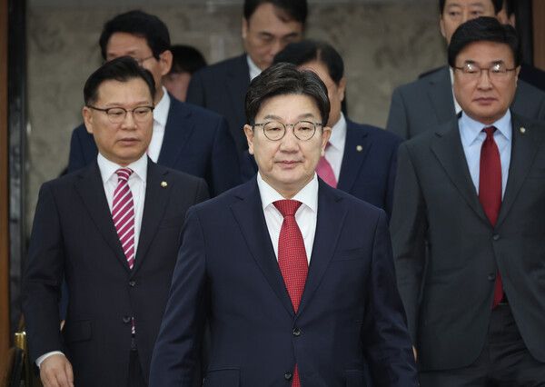 국민의힘&nbsp;권성동&nbsp;원내대표가 11일 서울 여의도 국회에서 열린 원내대책회의에 참석하고 있다. [사진=연합뉴스]