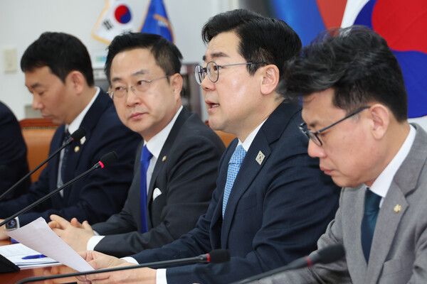 더불어민주당&nbsp;박찬대 원내대표가 11일 서울 여의도 국회에서 열린 원내대책회의에서 발언하고 있다. [사진=연합뉴스]