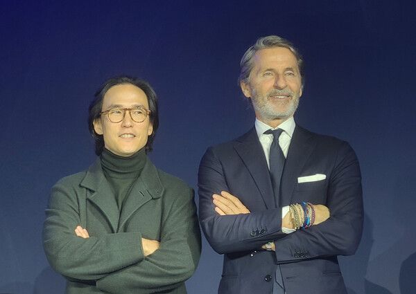 조현범 한국앤컴퍼니 회장(왼쪽)이 6일 서울 광진구 파이팩토리 스튜디오에서 스테판 윙켈만 람보르기니 회장과 면담한 뒤 기념 촬영하고 있다. [사진=연합뉴스]