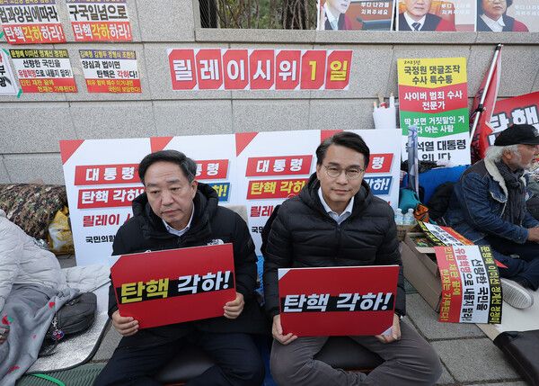 국민의힘&nbsp;윤상현, 강승규 의원이 11일 서울 종로구 헌법재판소 앞에서 윤석열 대통령 탄핵 각하 촉구 릴레이 시위를 하고 있다. [사진=연합뉴스]