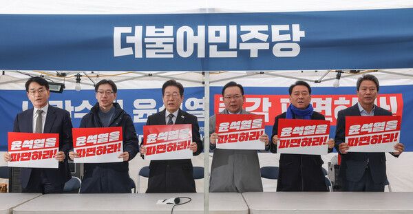 더불어민주당 박용진 전 의원(왼쪽부터), 김경수 전 경남도지사, 이재명 대표, 김부겸 전 국무총리, 이광재 전 국회 사무총장, 임종석 전 대통령 비서실장이 12일 서울 종로구 경복궁 앞 더불어민주당 천막 농성장에서 열린 에서 구호를 외치고 있다. [사진=연합뉴스]