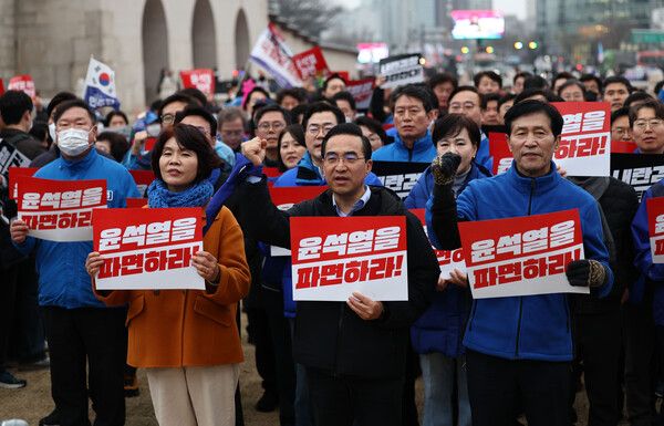 12일 윤석열 대통령 파면을 촉구하며 여의도 국회에서부터 도보 행진을 시작한 더불어민주당 의원들이 서울 종로구 광화문에 도착한 뒤 구호를 외치고 있다. [사진=연합뉴스]