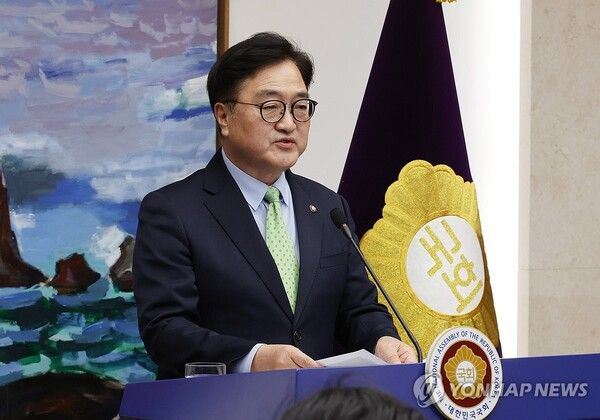 우원식 국회의장이 12일 서울 여의도 국회에서 '헌법 질서 수호 촉구' 기자회견을 열고 최상목 권한대행에 대한 헌법재판관 즉시 임명 요구 등 현 시국과 관련한 입장을 밝히고 있다. [사진=연합뉴스]