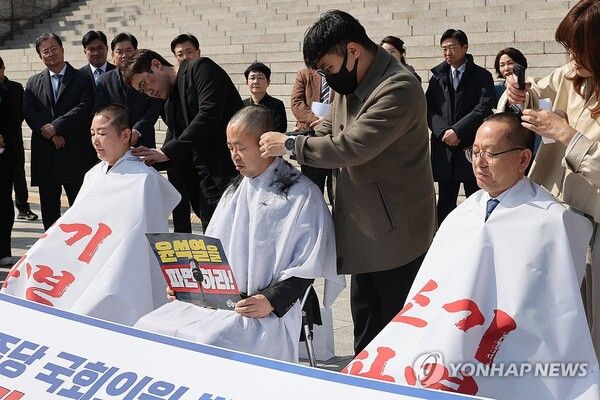 지난 11일 서울 여의도 국회 본청 앞 계단에서 더불어민주당 전진숙(왼쪽부터), 박홍배, 김문수 의원이 윤석열 대통령 조기파면 등을 촉구하며 삭발하고 있다. [사진=연합뉴스]
