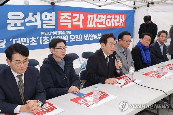 더불어민주당 이재명 대표가 12일 서울 광화문 앞 민주당 천막농성장에서 열린 국난극복을 위한 시국간담회에 참석해 발언하고 있다. [사진=연합뉴스]