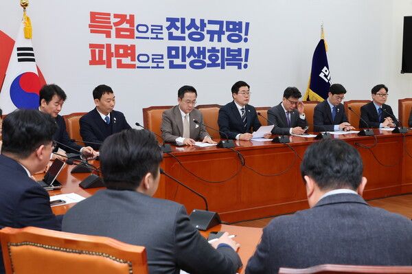 더불어민주당&nbsp;박찬대&nbsp;원내대표가 13일 서울 여의도 국회에서 열린 정책조정회의에서 발언하고 있다. [사진=연합뉴스]