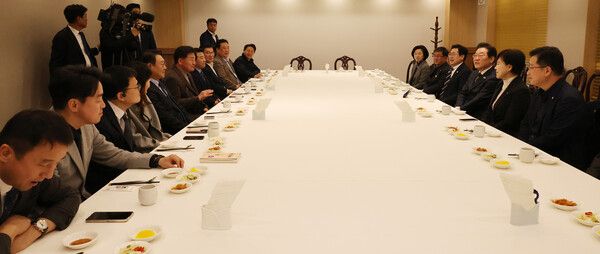 더불어민주당 이재명 대표(오른쪽 세번째)가 13일 서울 여의도에 있는 한 식당에서 당 3선 의원들과 오찬 회동을 하고 있다. [사진=연합뉴스]