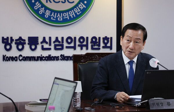 류희림 방송통신심의위원장이 10일 서울 양천구 목동 방송통신심의위원회에서 전체회의를 주재하고 있다.[사진=연합뉴스]