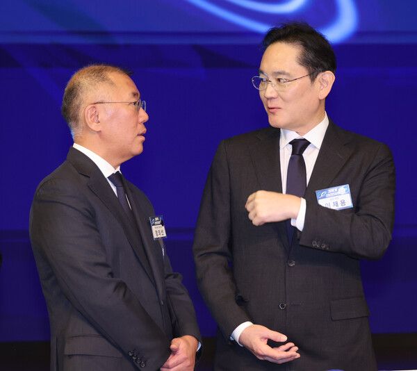 이재용 삼성전자 회장과 정의선 현대차 회장이 3일 서울 대한상공회의소에서 열린 경제계 신년인사회에서 대화하고 있다 [사진=연합뉴스]