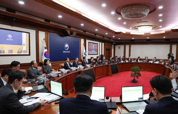 최상목 대통령 권한대행 부총리 겸 기획재정부 장관이 14일 정부서울청사에서 열린 치안관계장관회의를 주재하고 있다. [사진=연합뉴스]