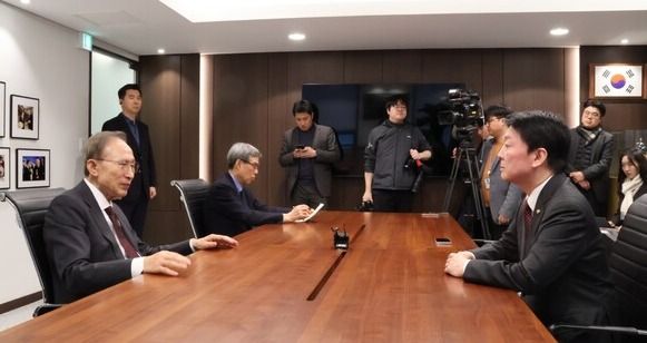 안철수 국민의힘 의원이 17일 오전 서울 서초구 이명박 재단 사무실에서 이명박 전 대통령을 예방해 대화를 나누고 있다. [사진=의원실 제공]