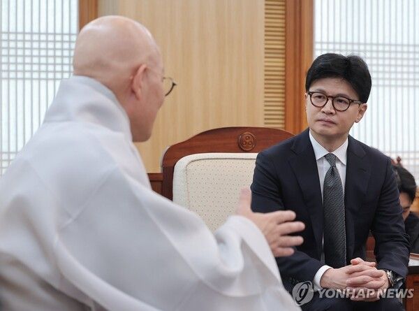 국민의힘 한동훈 전 대표가 17일 서울 종로구 조계사에서 조계종 총무원장 진우 스님을 예방하고 있다. [사진=연합뉴스]