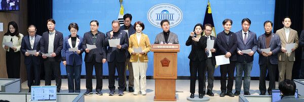 더불어민주당 국회 외교통일위원회, 산업통상자원중소벤처기업위원회, 정보위원회 위원들이 18일 서울 여의도 국회 소통관에서 미국 에너지부가 한국을 '민감국가'로 지정한 것과 관련해 기자회견을 하고 있다. [사진=연합뉴스]