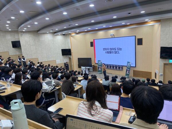 개혁신당 이준석 의원이 17일 저녁 서울대 멀티미디어강의동에서 서울사회과학대 초청 토크콘서트 '한국정치의 미래를 묻다' 에서 강연을 하고 있다. [사진=폴리뉴스]