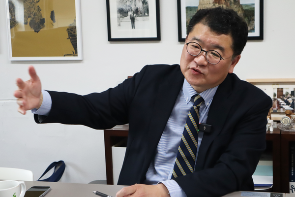 최종건 교수는 [새로운 대한민국을 묻다 10편] 김능구의 '스페셜 인터뷰'에서 ▲한미동맹이 외교 안보의 근간 ▲한반도 평화 프로세스에 미국 협조가 반드시 필요 ▲러시아, 중국, 일본과 전략적 관계 발전 3가지를 기본적인 외교의 방향으로 제시했다&nbsp;[사진=폴리뉴스 이준수PD]