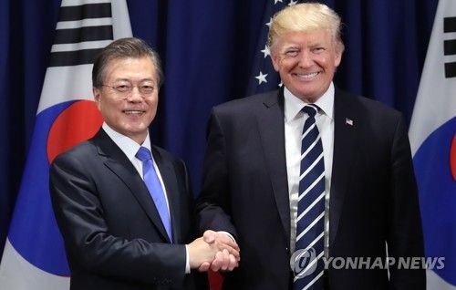 2017년 만난 문재인 전 대통령과 트럼프 대통령 [사진=연합뉴스]