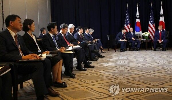 2019년 한미 정상회담에 배석한 최종건 교수(좌측 끝) [사진=연합뉴스]