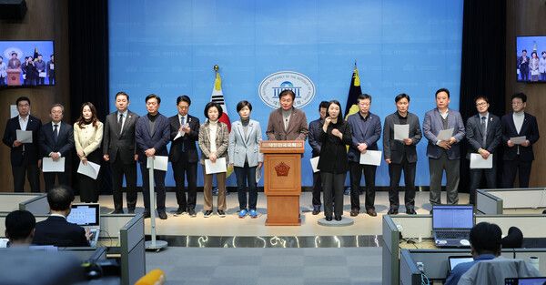 더불어민주당 소병훈 의원을 비롯한&nbsp;3선&nbsp;의원들이 18일 서울 여의도 국회 소통관에서 윤석열 대통령 가족 측근 비리 등 파면 이유를 담은 백서를 발표하는 기자회견을 하고 있다. [사진=연합뉴스]