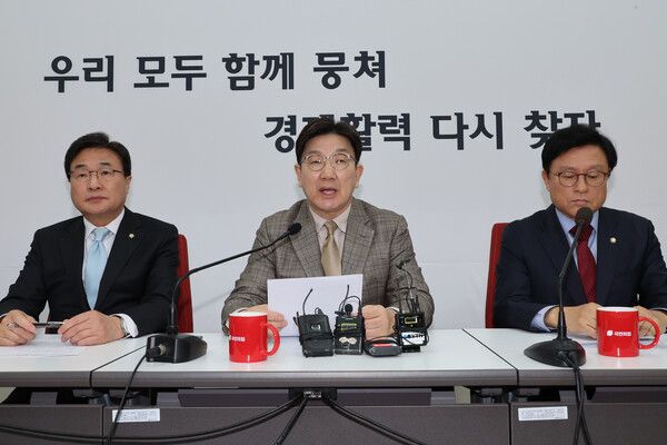 국민의힘 권성동 원내대표가 19일 서울 여의도 국회에서 기자간담회를 열고, 더불어민주당 이재명 대표의 최상목 대통령 권한대행 부총리 겸 기획재정부 장관을 향한 '막말 논란'과 관련해 발언하고 있다. [사진=연합뉴스]