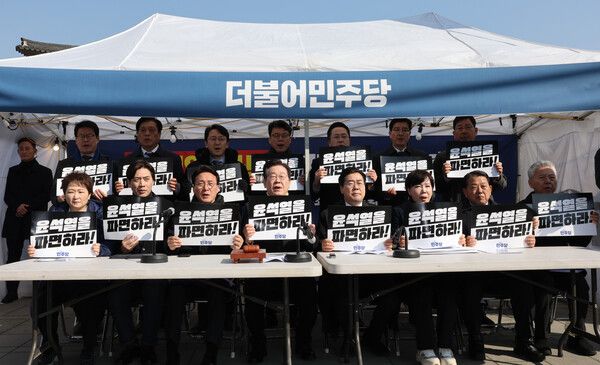 더불어민주당 이재명 대표와 박찬대 원내대표가 19일 서울 종로구 경복궁역 부근 광화문 민주당 천막농성장에서 열린 현장 최고위원회의에서 윤석열 대통령 파면을 촉구하며 구호를 외치고 있다. [사진=연합뉴스]